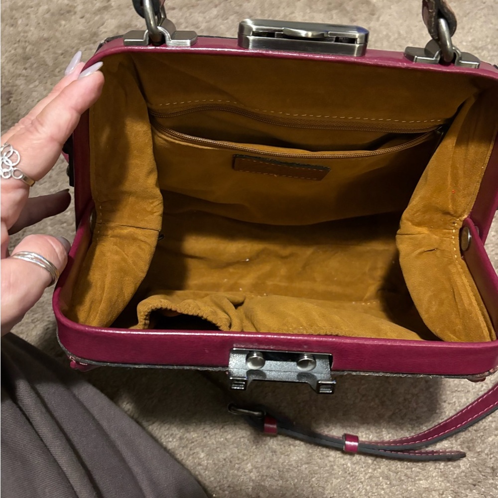 Patricia Nash Embossed Burgundy Crossbody Bag barely used , gorgeous fushia - Picture 3 of 5